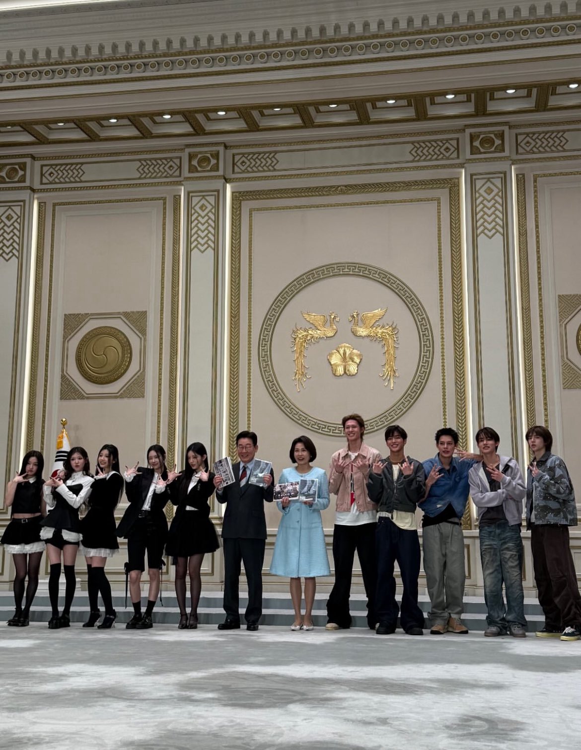 Hội mỹ nam hot nhất hiện tại diễn ở Nhà Xanh: Nhạc hay đẹp đều cả nhóm, 10 triệu fan chỉ là chuyện nhỏ- Ảnh 1.