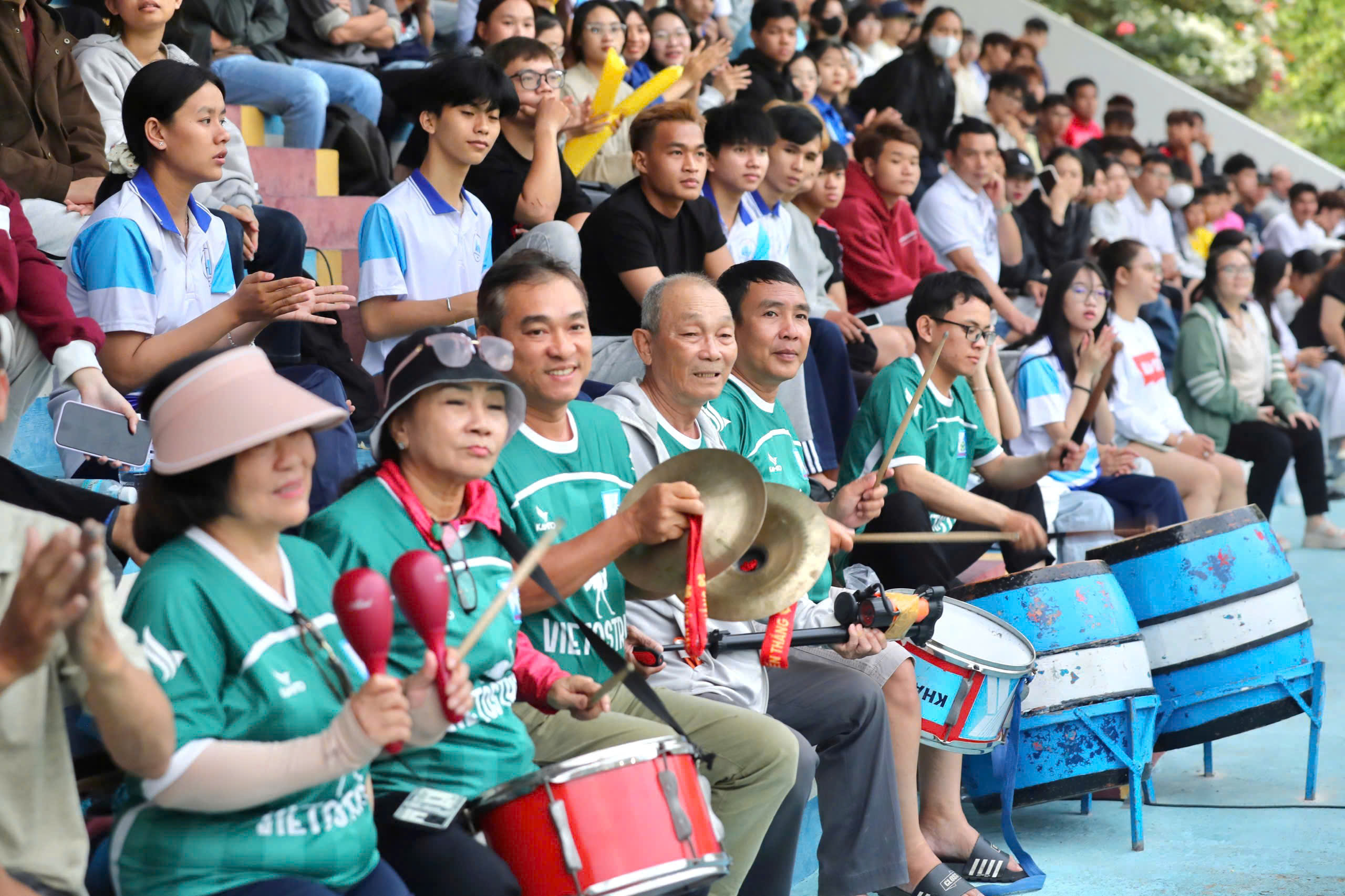 Hội người hâm mộ bóng đá Khánh Hòa tiếp lửa khán đài TNSV THACO Cup 2026- Ảnh 1.