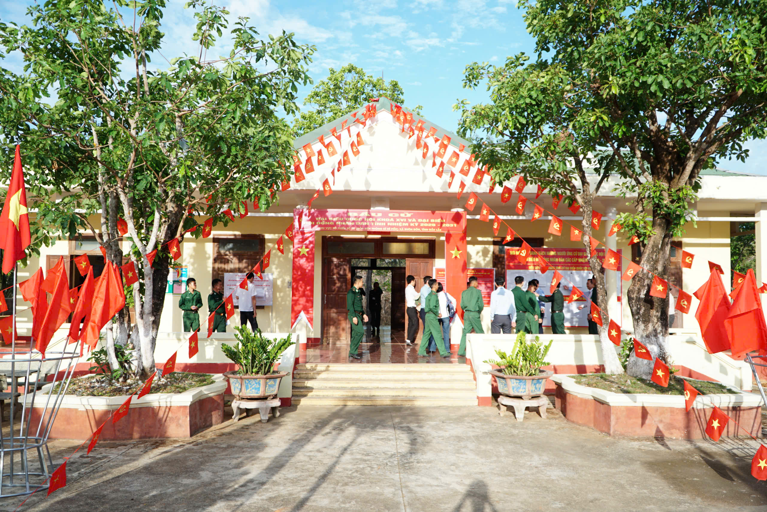 Bầu cử Quốc hội: Hòm phiếu lưu động đến vùng biên giới- Ảnh 1. Bầu cử Quốc hội: Hòm phiếu lưu động đến vùng biên giới- Ảnh 1.