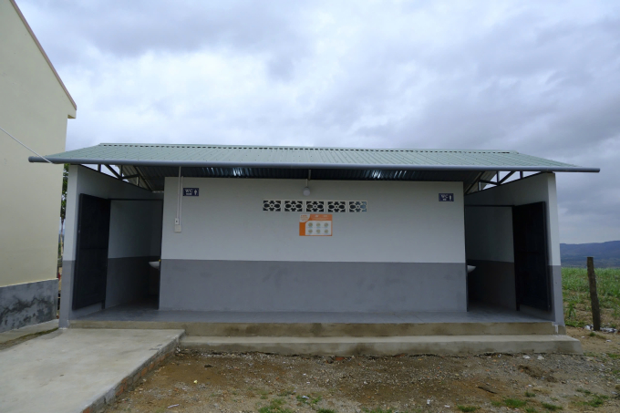 Công trình vệ sinh mới tại Điểm trường làng Tpôl, Trường PTDTBT TH&THCS Yang Nam. Ảnh: Quỳnh Anh