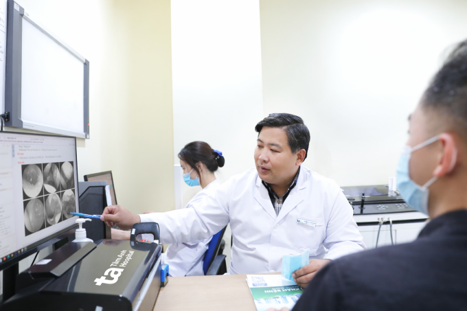 Bác sĩ Ngọc đang tư vấn cho anh Nam. Ảnh: Bệnh viện Đa khoa Tâm Anh