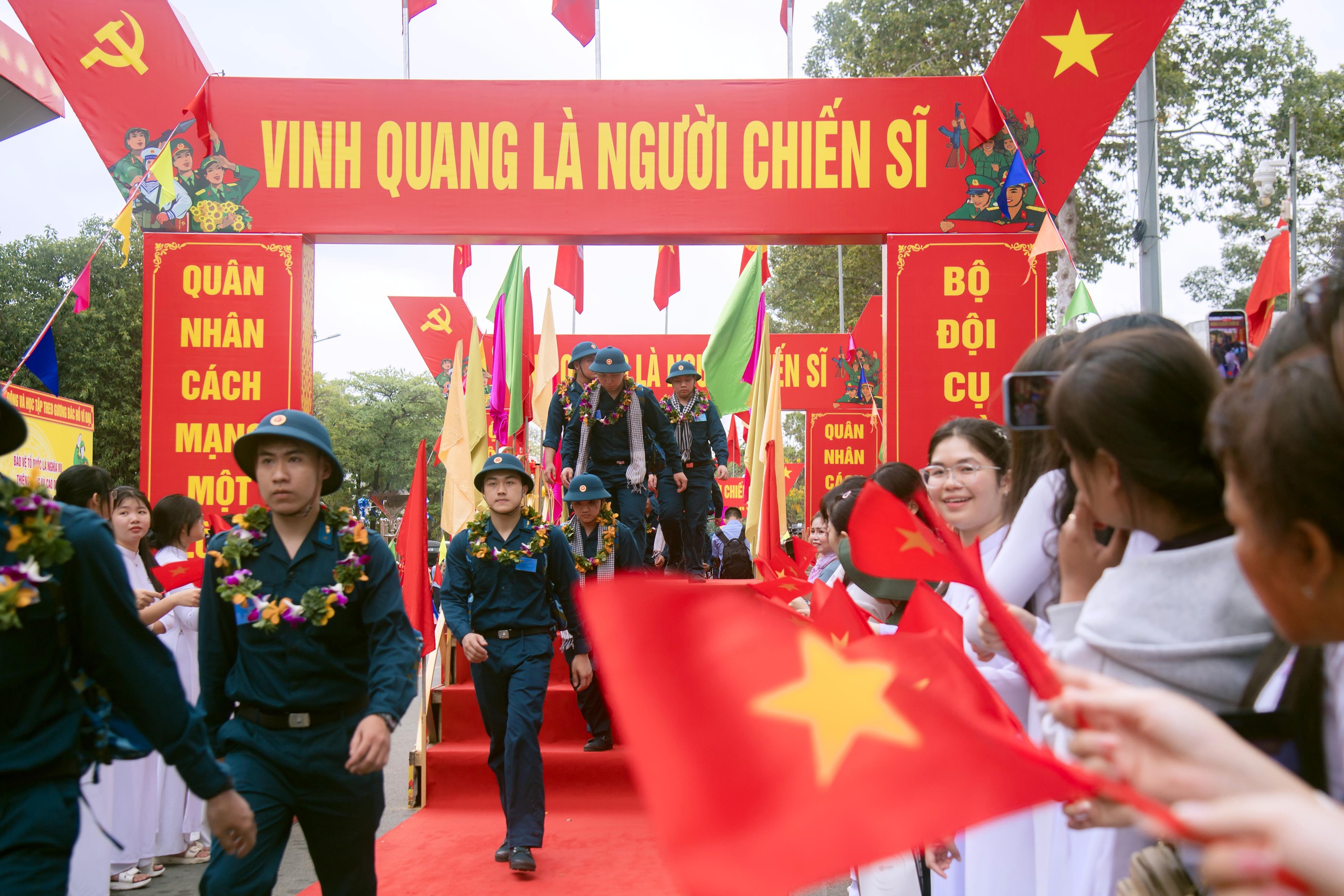 Hơn 5.200 thanh niên Đồng Nai lên đường thực hiện nghĩa vụ - Ảnh 1.