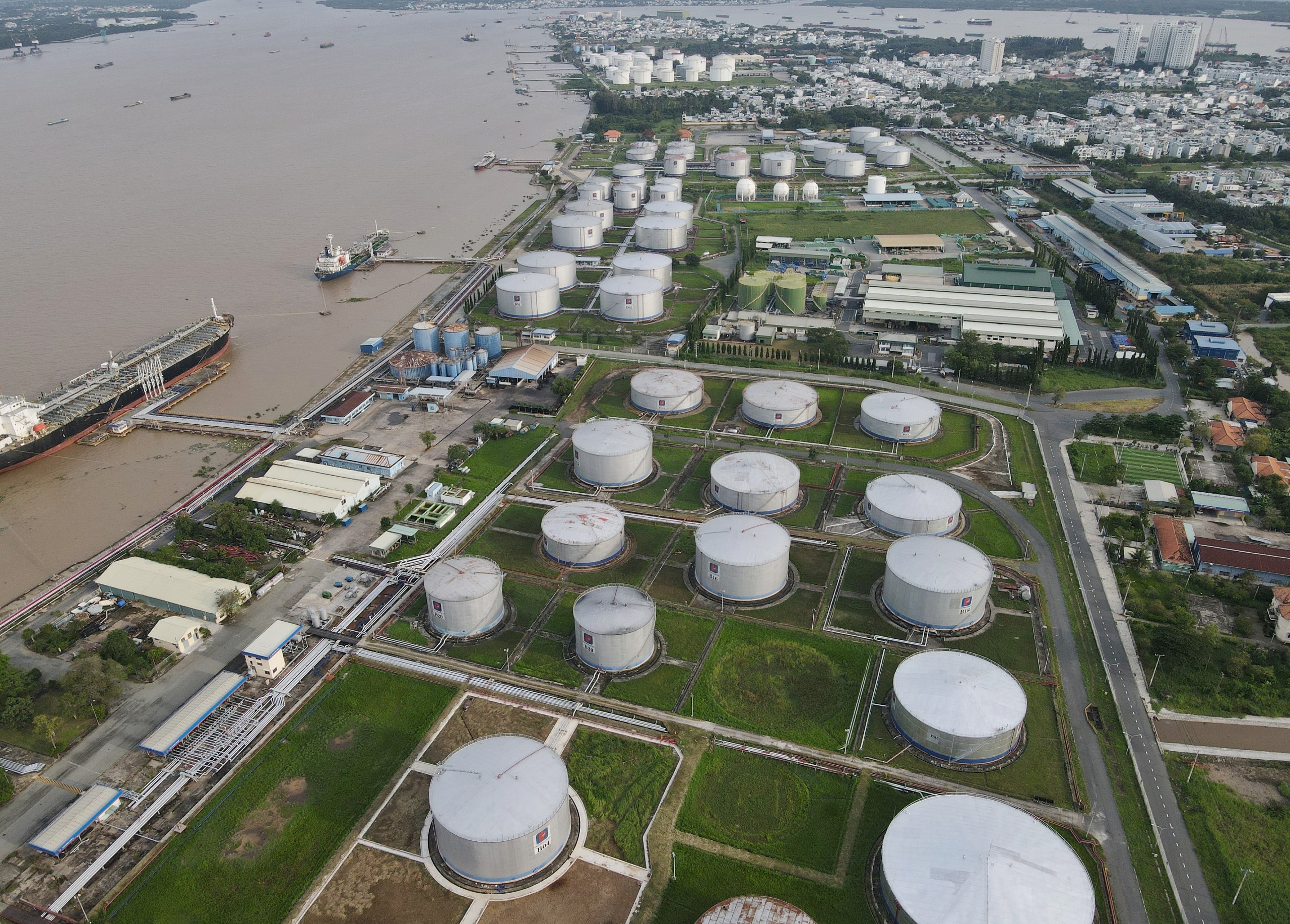 Hơn 5,5 triệu tấn xăng dầu và dầu thô đã được nhập về Việt Nam  - Ảnh 1.