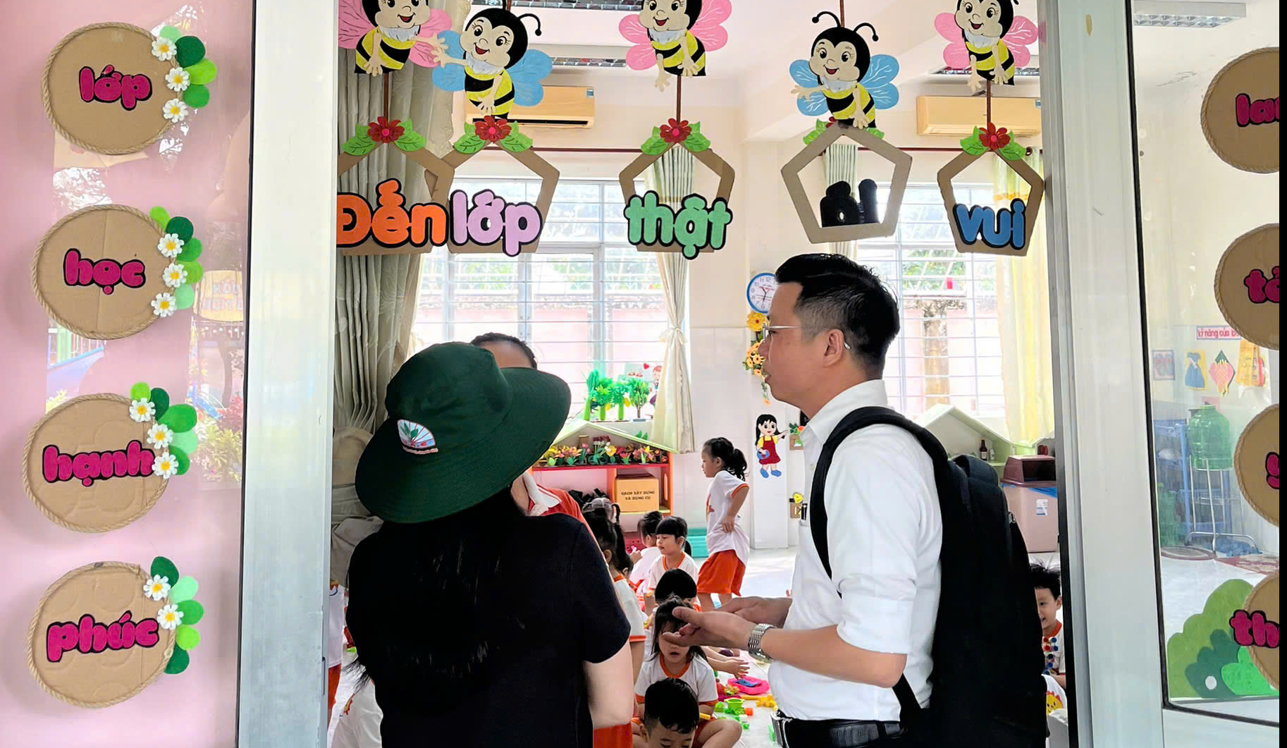 Hơn 70% ca tay chân miệng ở phía Nam, họp bàn phương án kiểm soát bệnh 2 TP.HCM điều tra, xử lý ổ dịch tay chân miệng, kịp thời kiểm soát bệnh - Ảnh 2.