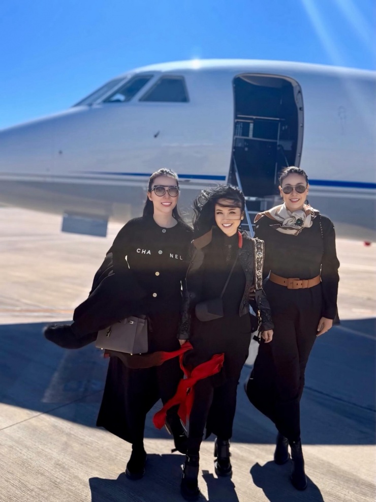 Ca sĩ Hồng Nhung đón sinh nhật tròn 56 tuổi hôm 15/3. Năm nay, cô cùng những người bạn thân thiết đi chuyên cơ du lịch các nước châu Âu. Mỗi khi xuất hiện, cô luôn đầu tư trang phục chỉn chu từng chi tiết, vì với cô, 'thời trang không chỉ là sở thích, còn là đam mê'.