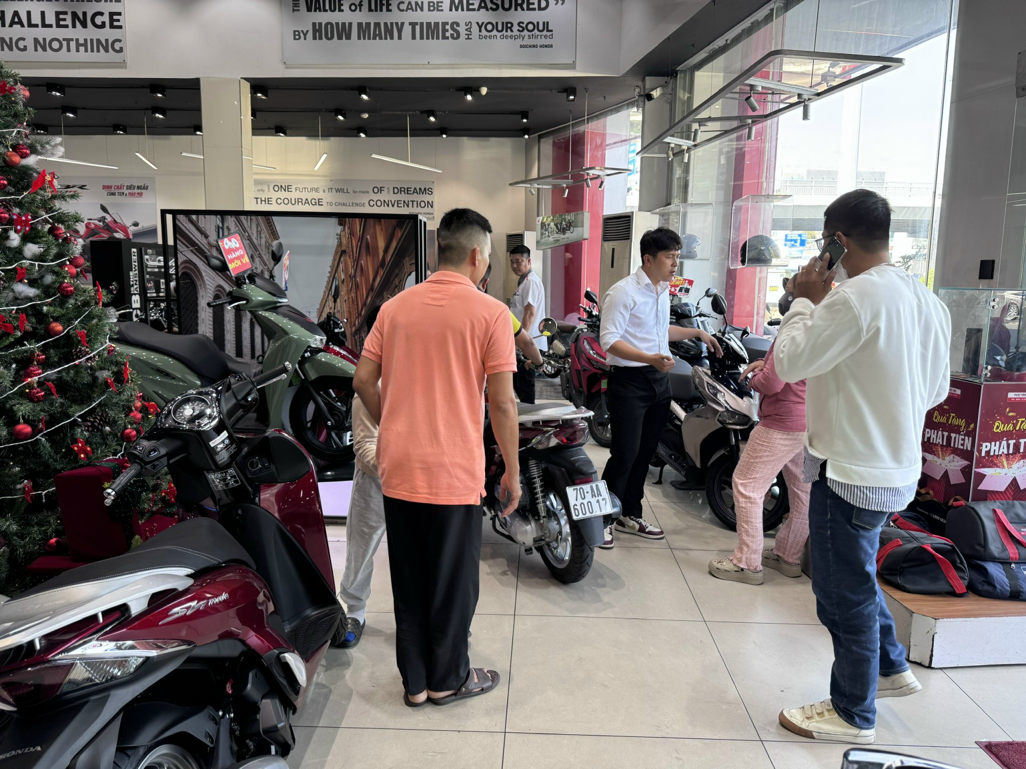 Bỏ công chứng mua bán xe: Hợp thực tế, tránh lãng phí - Ảnh 1. Bỏ công chứng mua bán xe: Hợp thực tế, tránh lãng phí - Ảnh 1.