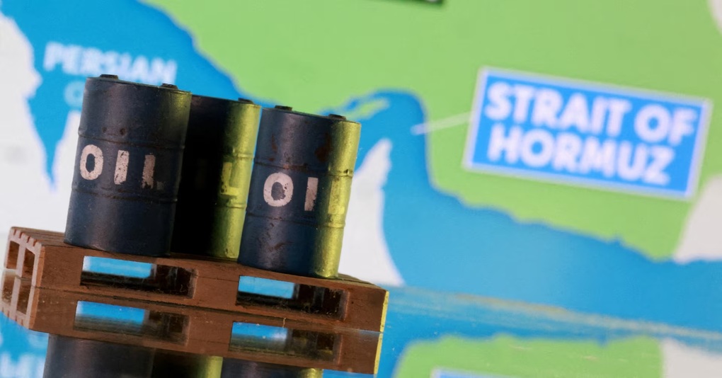 Hormuz tê liệt: Giá dầu khí vọt đỉnh, bóng ma lạm phát bủa vây - 1