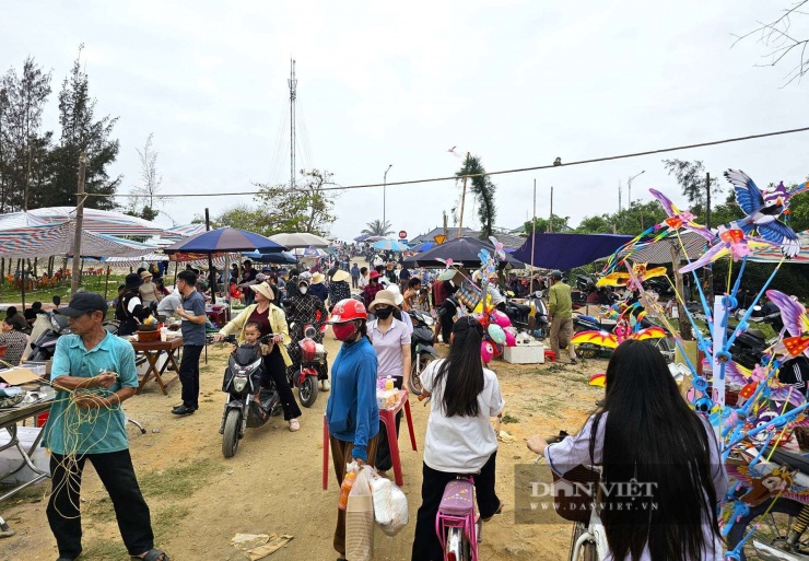 “Hot trend ở Nghệ An, dân tình kéo nhau ra ngồi ngoài bãi biển chỉ để được ăn cá trích nướng 1 Mới đầu giờ chiều, dọc theo tuyến đường ven biển đoạn qua xã Hải Châu, tỉnh Nghệ An đã tấp nập. Dòng người tìm về đây để được thưởng thức món cá trích nướng thơm phức đang nổi rần rần trên mạng xã hội. Ảnh: N.T