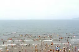 Du khách đổ xô đi biển Cửa Lò