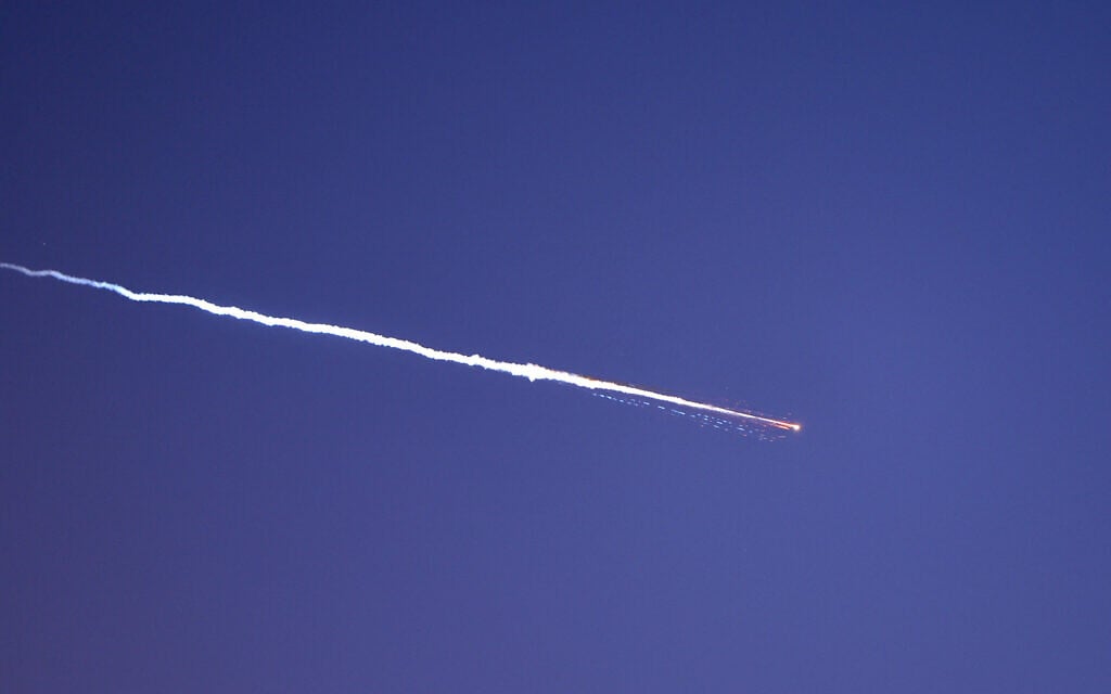 Houthi lần đầu tham chiến, phóng tên lửa sang Israel - Ảnh 1.