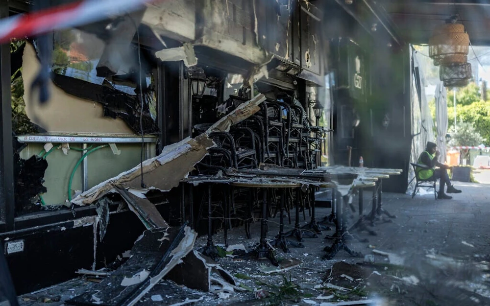 Thiệt hại tại TP Ramat Gan (Israel) sau khi trúng mảnh vỡ tên lửa của Iran ngày 28-3. Ản: Ilia YEFIMOVICH / AFP 2.png