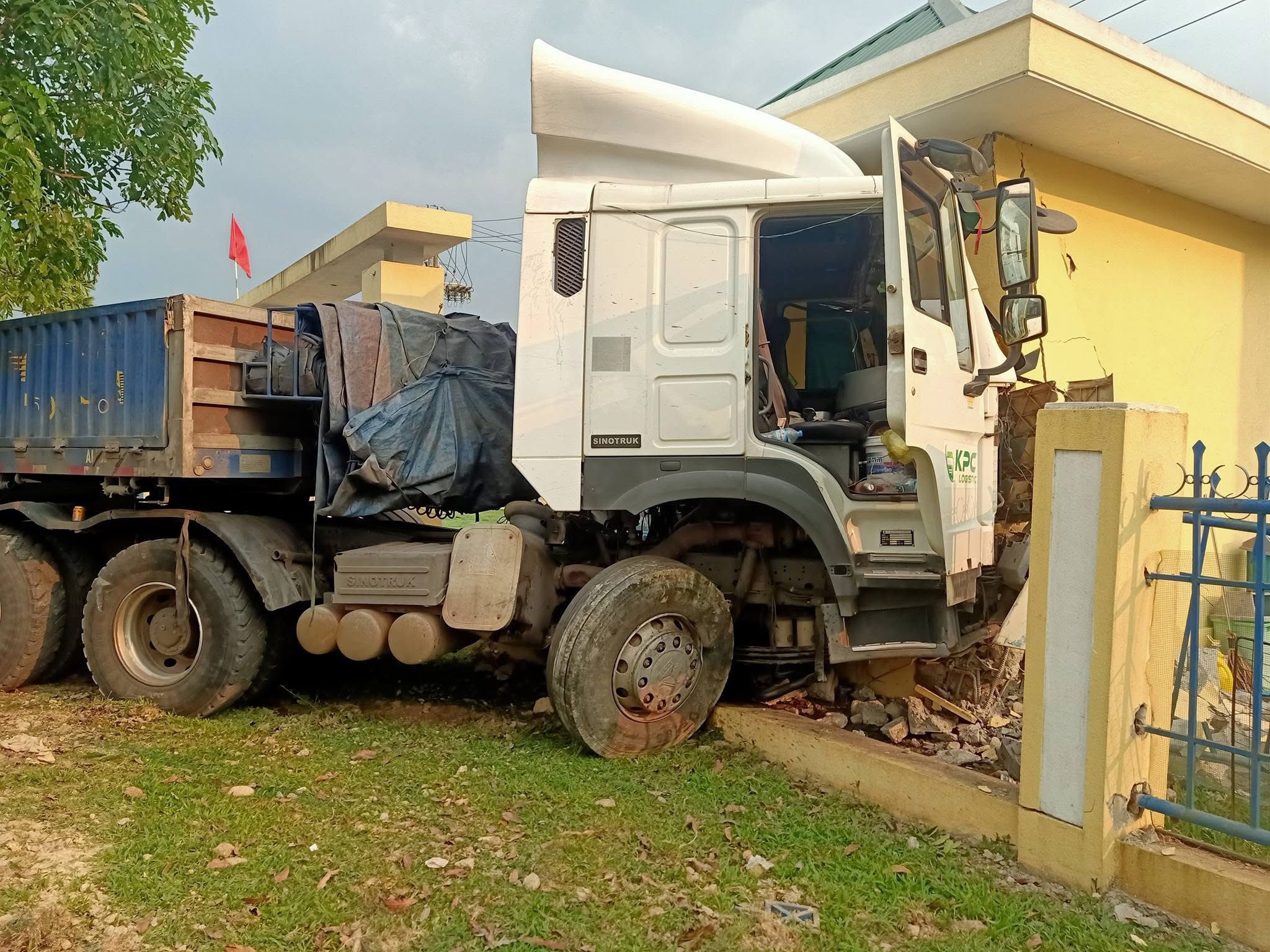 Nỗi ám ảnh xe đầu kéo trên những cung đường vùng cao Huế- Ảnh 1. Nỗi ám ảnh xe đầu kéo trên những cung đường vùng cao Huế- Ảnh 1.