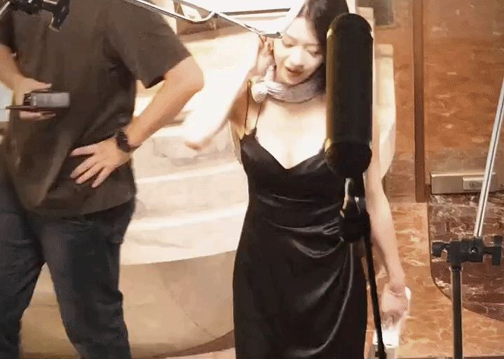 Công chúa thả dáng trên đường khiến cả triệu người mê đắm, vòng 1 hững hờ sáng bừng cả con phố- Ảnh 2.