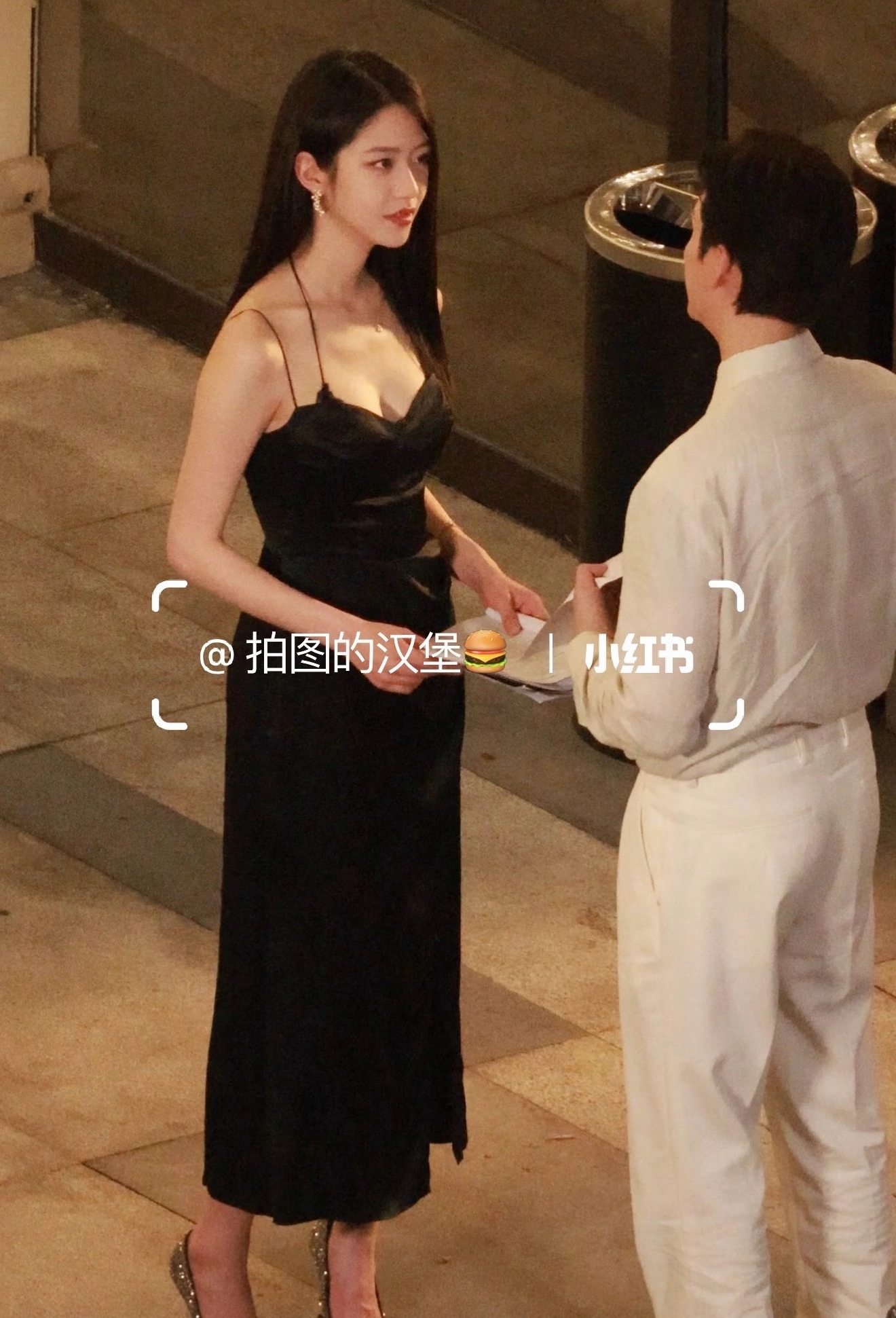 Công chúa thả dáng trên đường khiến cả triệu người mê đắm, vòng 1 hững hờ sáng bừng cả con phố- Ảnh 1.