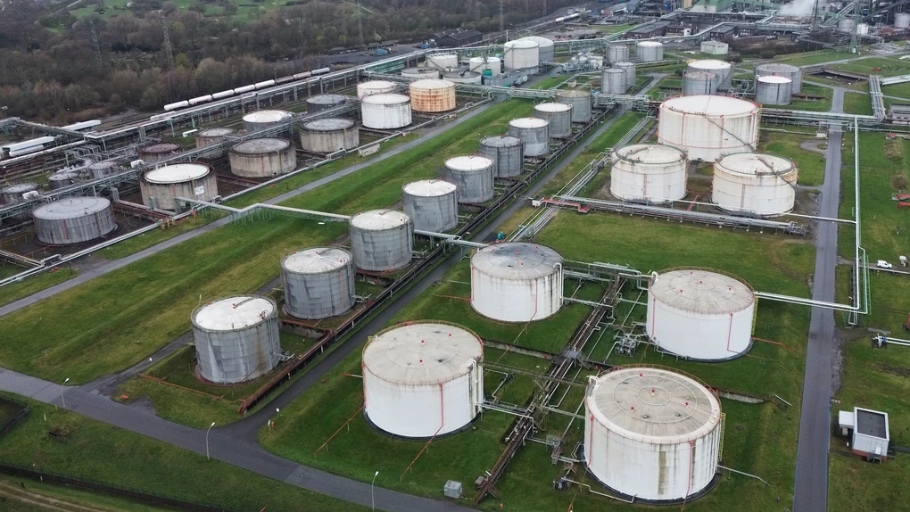 IEA xả 400 triệu thùng dầu, giá dầu lao dốc - 2