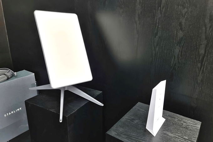 Chảo vệ tinh và router wifi của Starlink, trưng bày tại Ngày hội đổi mới sáng tạo Việt Nam, tháng 10/2023. Ảnh: Trọng Đạt