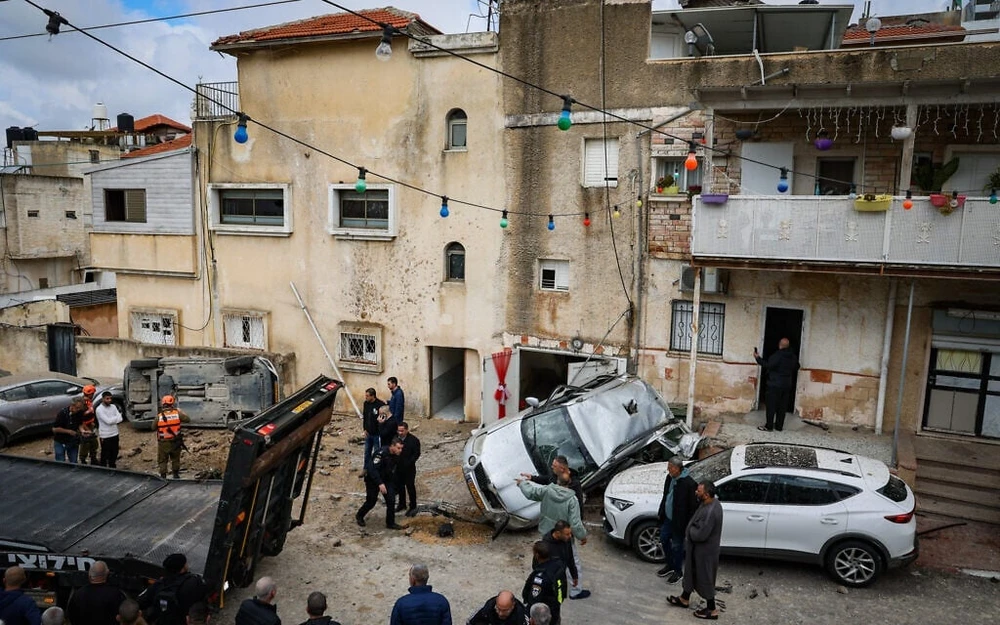 Lực lượng an ninh và cứu hộ kiểm tra thiệt hại tại hiện trường một vụ tấn công của Iran nhằm vào khu vực Kafr Qasim ngày 26-3. Ảnh: Jonathan Shaul/Flash90 chiến sự trung đông iran israel.jpg