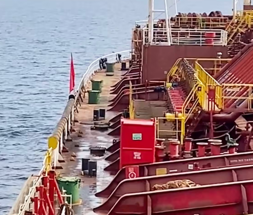 Iran “tạt nước lạnh” lên ông Trump, 200.000 thủy thủ mắc kẹt vì Hormuz tê liệt - Ảnh 2.