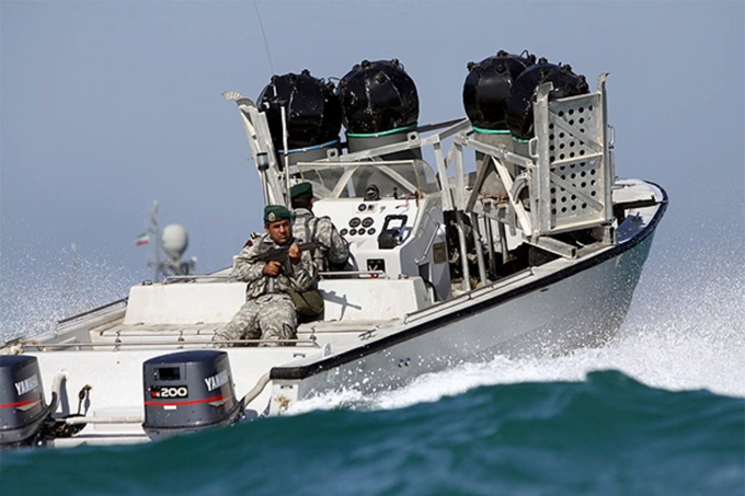 Xuồng cao tốc chuyên dụng của Vệ binh Cách mạng Hồi giáo Iran (IRGC) mang theo 4 quả thủy lôi dòng Maham trong cuộc diễn tập trên eo biển Hormuz. Ảnh: Telegraph