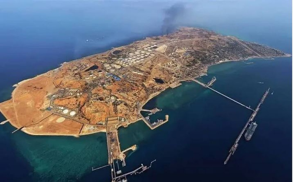 Iran dọa thiêu rụi cơ sở dầu liên quan Mỹ khi viên ngọc quý bị tấn công - 1