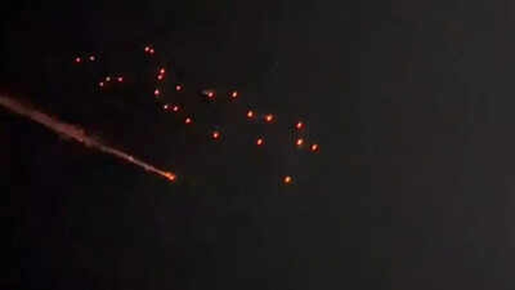 Iran khai hỏa tên lửa mang đạn chùm, phóng mưa hỏa lực xuống Israel - 1