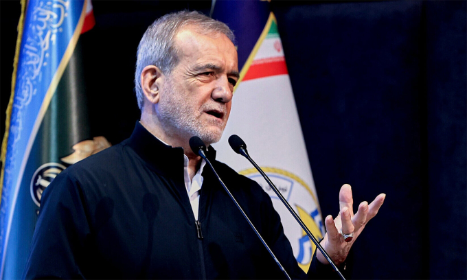 Tổng thống Iran Masoud Pezeshkian phát biểu trước các sĩ quan hải quân ở Tehran tháng 5/2025. Ảnh: AP