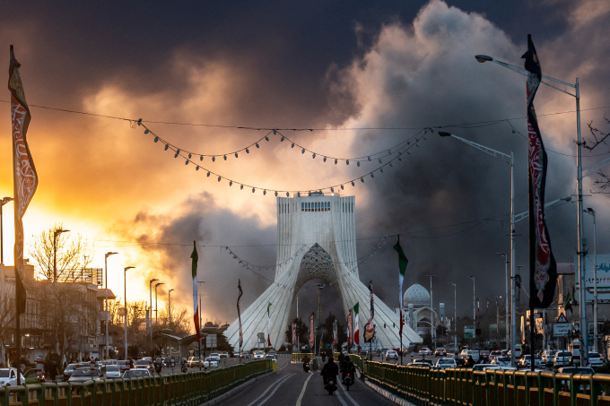 Cột khói lớn bốc lên phía sau Tháp Tự do Azadi ở Tehran ngày 3/3. Ảnh: AFP