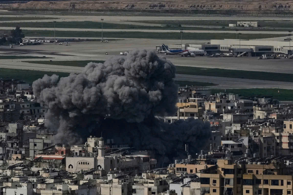 Iran phóng tên lửa vào Israel và căn cứ Mỹ, Lebanon tiếp tục bị không kích - Ảnh 1.