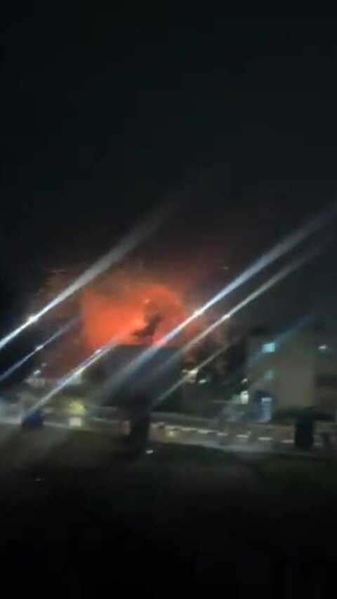 Iran phóng tên lửa vào thị trấn có cơ sở hạt nhân của Israel