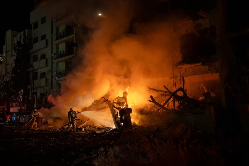 Iran tấn công dữ dội loạt căn cứ Trung Đông, “200 quân nhân Mỹ thương vong” - 1