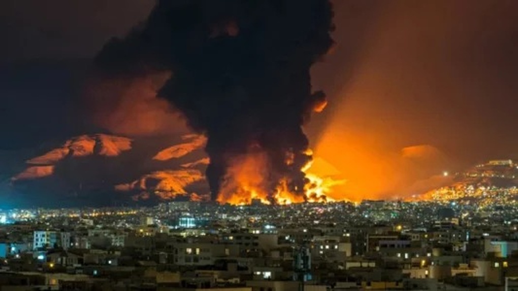 Iran tấn công hạ tầng năng lượng khắp Vùng Vịnh, cháy lớn ở Qatar - 1