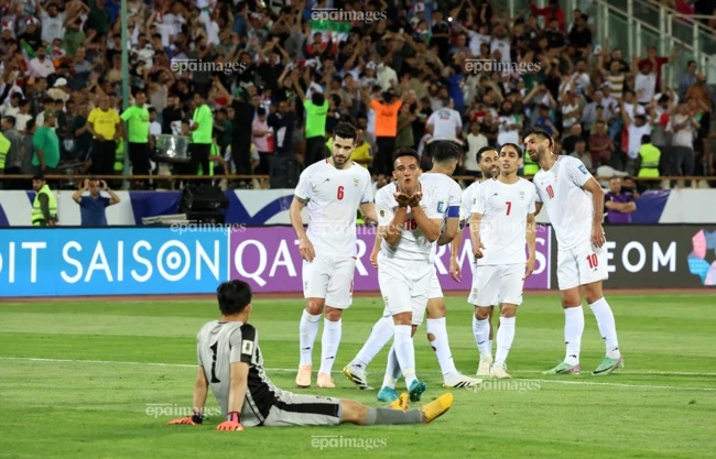 Iran đã giành vé đến Mỹ dự giải đấu bóng đá lớn nhất hành tinh nhưng tình hình chiến sự căng thẳng có thể khiến họ không tham dự. Ảnh: EPA. iran-tay-chay-world-cup-tai-my-fifa-doi-mat-kich-ban-chua-tung-co (4).jpg