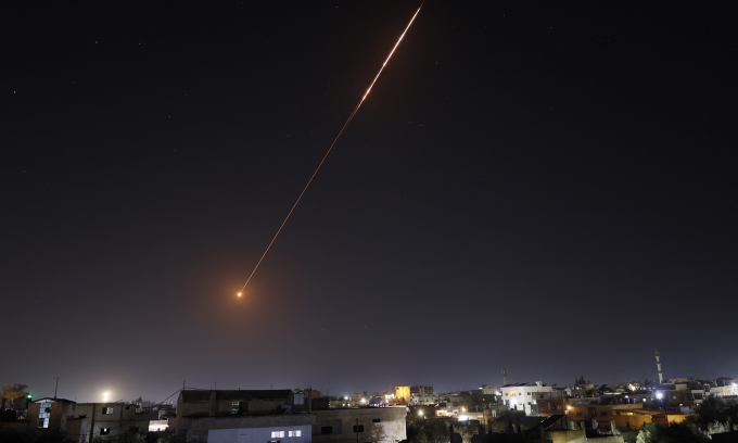 Tên lửa Iran khai hỏa để đáp trả Israel bay qua bầu trời Syria hôm 13/3. Ảnh: AFP