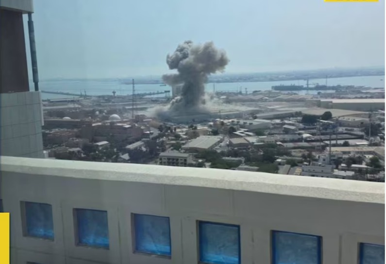 Tàu sân bay USS Abraham Lincoln của Mỹ trúng đòn hoả lực Iran? - Ảnh 3.