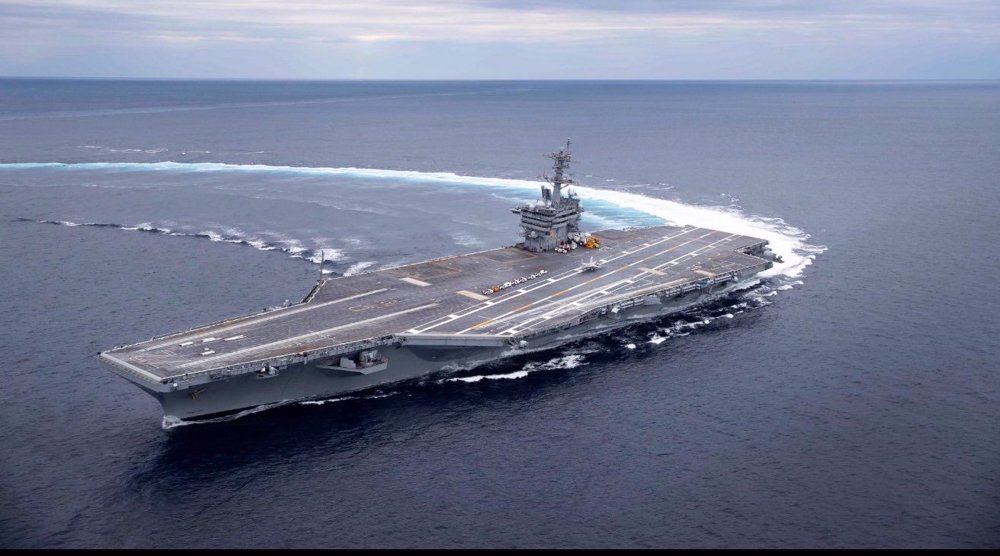 Tàu sân bay USS Abraham Lincoln của Mỹ trúng đòn hoả lực Iran? - Ảnh 1.