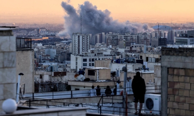 Đám khói bốc lên sau một cuộc tập kích vào thủ đô Tehran của Iran hôm 3/3. Ảnh: AFP