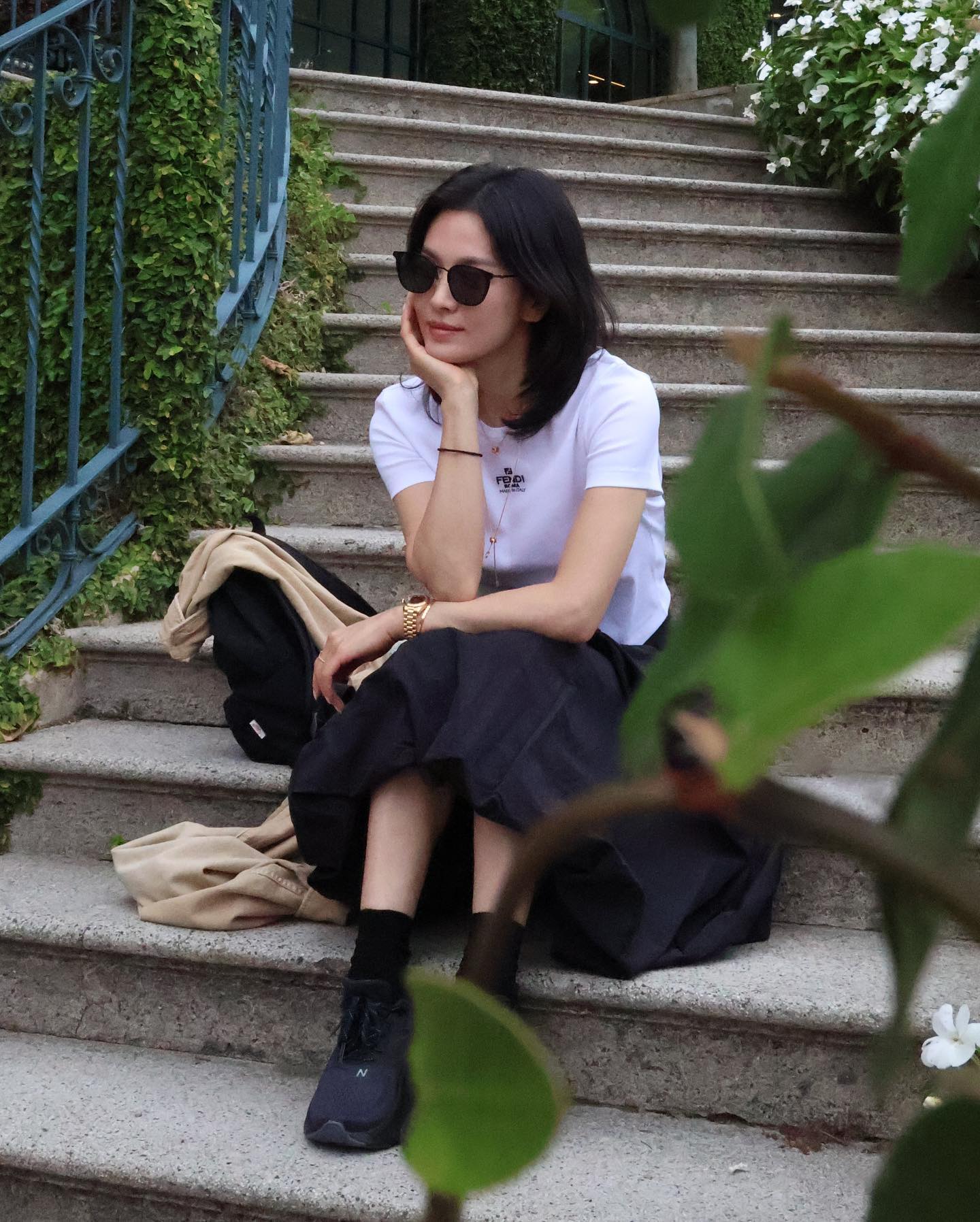 Style đi du lịch của Song Hye Kyo: Ít mà chất tới từng bộ- Ảnh 1.