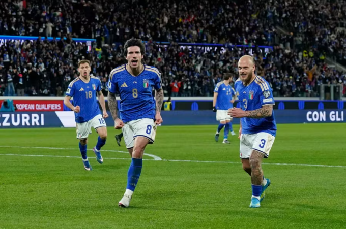 Federico Dimarco (phải) chia vui cùng Sandro Tonali trong trận Italy thắng Bắc Ireland 2-0 ở bán kết play-off World Cup 2026 trên sân Gewiss, Bergamo, Italy ngày 26/3/2026. Ảnh: Reuters