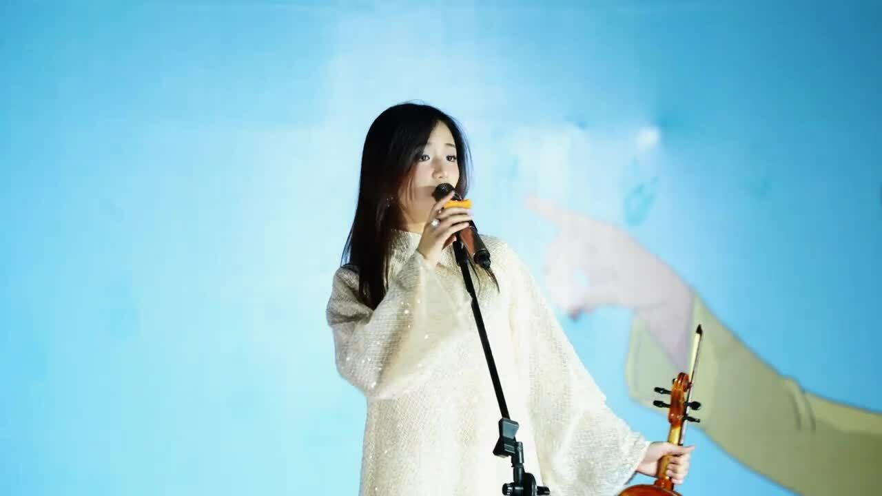 Izara Thiên Nga hát "Hello Vietnam - Một vòng Việt Nam"