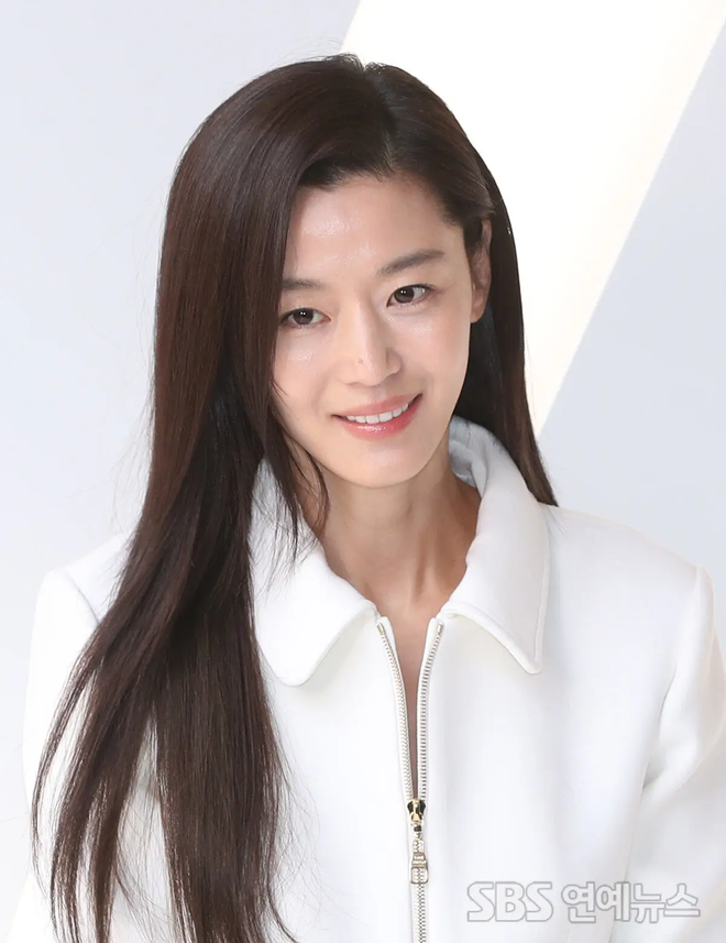 Jeon Ji Hyun người mỏng như lá lúa, siết cơ khô khốc, chẳng Jeon Ji Hyun người mỏng như lá lúa, siết cơ khô khốc, chẳng