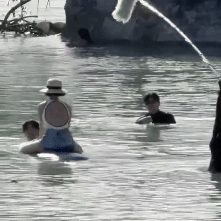 Jisoo (BLACKPINK) gây chú ý với video tắm biển cùng nam diễn viên đam mỹ, động thái của nữ idol khiến fan tò mò- Ảnh 7.