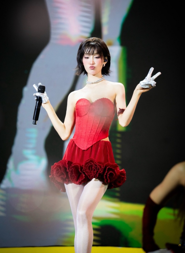 Juky San chăm mặc crop top khoe eo 57 cm 2 Trên sân khấu, Juky San thường chọn những trang phục có màu sắc nổi bật. Cô kết hợp corset đỏ rực với chân váy xếp ly 3D bắt mắt. Thiết kế corset với phần cúp ngực hình trái tim giúp tôn bờ vai và xương quai xanh, trong khi khoảng hở ở hông tạo điểm nhấn vào vòng eo, tăng vẻ gợi cảm khi cô thực hiện các động tác vũ đạo.