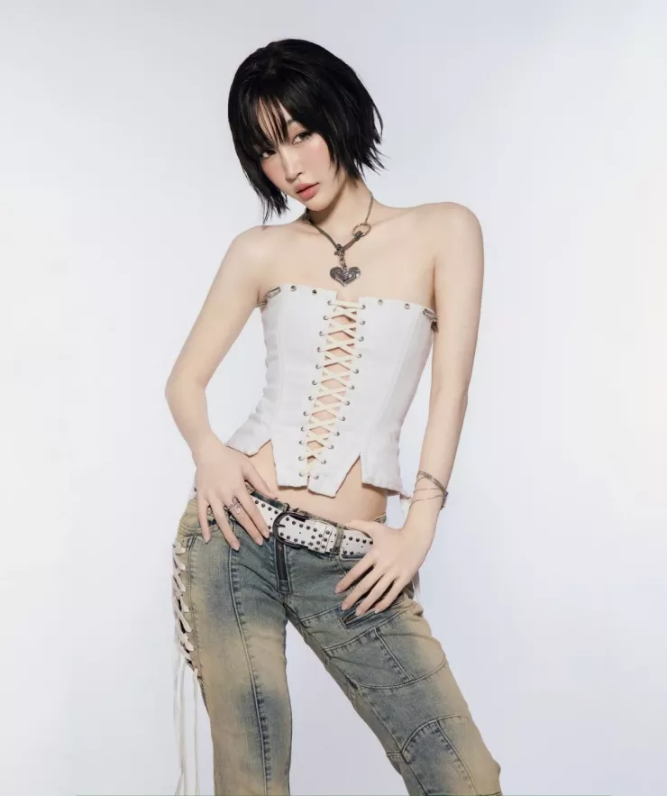Juky San chăm mặc crop top khoe eo 57 cm 1 Juky San chăm mặc crop top khoe eo 57 cm - 1