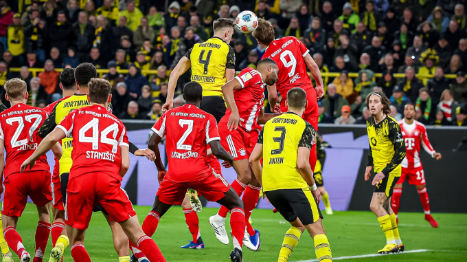 Nico Schlotterbeck đánh đầu mở tỷ số trong trận Dortmund thua Bayern 2-3 ở vòng 24 Bundesliga trên sân Signal Iduna Park, Dortmund, Nordrhein-Westfalen, Đức ngày 28/1/2026. Ảnh: Imago