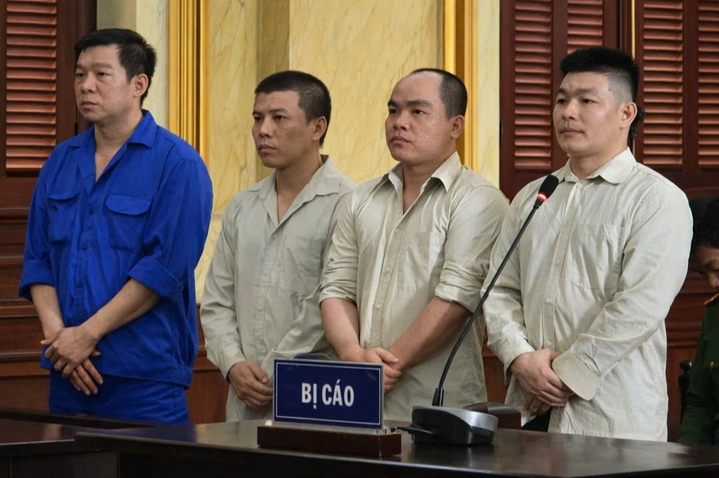 Kẻ chĩa súng ép giám đốc ngân hàng ở TPHCM ký giấy nợ lĩnh án - 1