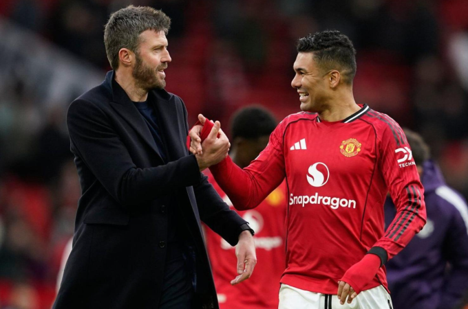 HLV Michael Carrick (trái) bắt tay Casemiro sau trận Man Utd thắng Aston Villa 3-1 trên sân Old Trafford, thành phố Manchester, Vương quốc Anh, vòng 30 Ngoại hạng Anh ngày 15/3/2026. Ảnh: AP
