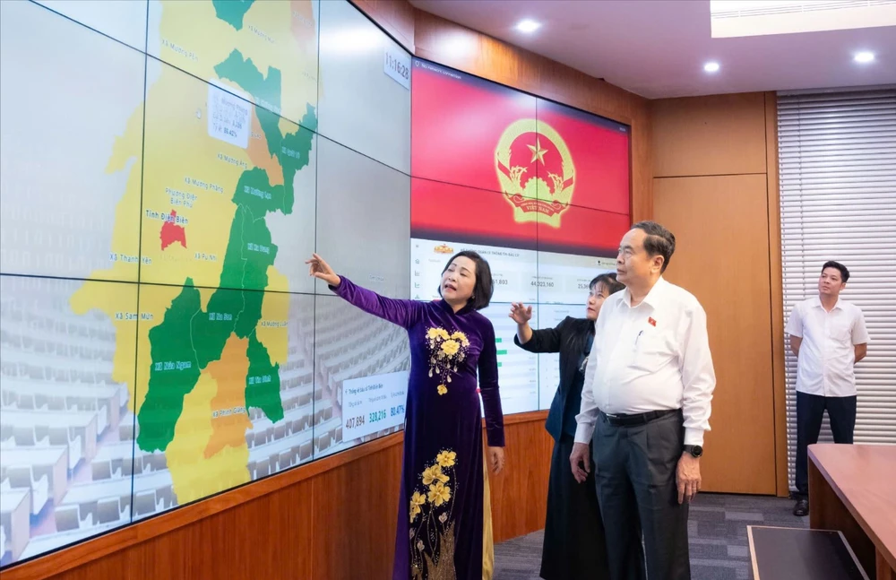 Chủ tịch Quốc hội Trần Thanh Mẫn kiểm tra, động viên đội ngũ phục vụ bầu cử tại Văn phòng Hội đồng Bầu cử quốc gia. Ảnh: QH chu-tich-quoc-hoi-tran-thanh-man-nguyen-thi-thanh-bau-cu.jpg