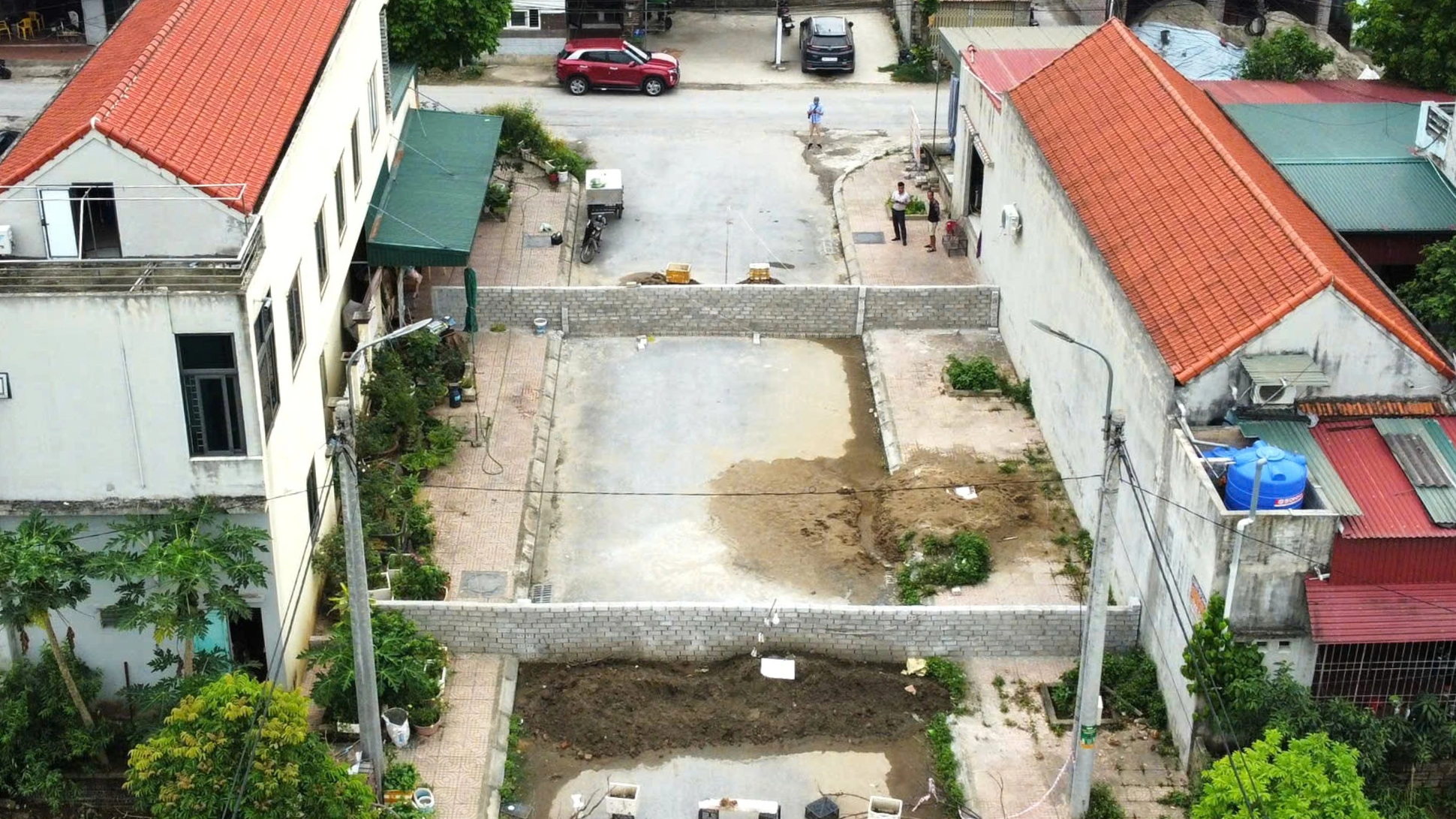 Bồi thường đất cho dân ở Nga Sơn sau khi xây tường rào chắn ngang đường - Ảnh 1.