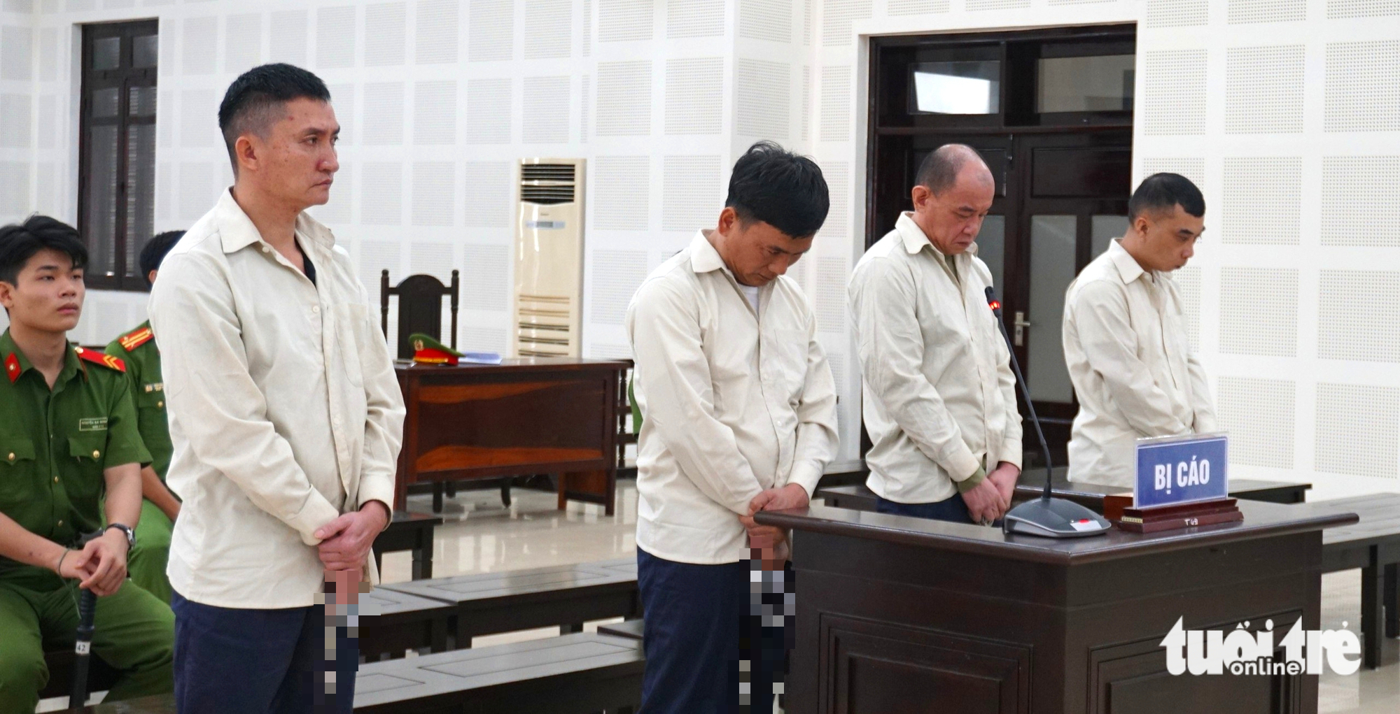 Kêu tiếp viên rót bia giá 300 ngàn đồng, nhậu xong chê đắt chỉ trả 100 ngàn, 4 người đi tù vì xô xát 1 quán nhậu - Ảnh 1.