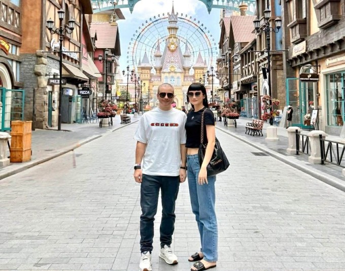 Kha Mỹ Vân thấy may mắn vì an toàn giữa lúc chiến sự ở Trung Đông 1 Kha Mỹ Vân cùng chồng, con du lịch Rome.